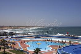 Image du Maroc Professionnelle de  Le Kon-Tiki piscines publiques sur la corniche de Aïn Diab à Casablanca. Casablancais et visiteurs se dirigent vers la corniche quand la météo est favorable à la baignade. A une époque pas si lointaine plusieurs piscine’s fleurissent sur  cette corniche  toutes, plus sportives, plus élitistes les unes que les autres. Elles étaient même plus nombreuses qu’aujourd’hui certaines ont disparu comme les sables d’or, la piscine municipale Georges Orthlieb etc… Dimanche 7 Juin 2009. (Photo / Abdeljalil Bounhar)

 